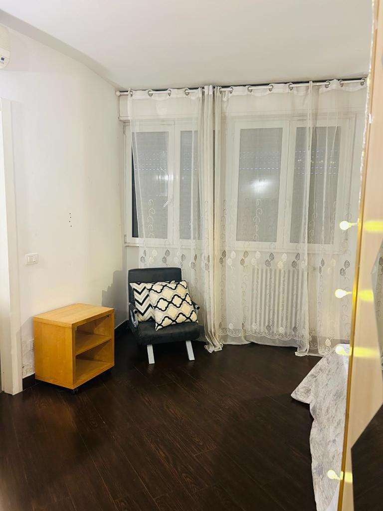 Easy Room Italy Prada Milão Exterior foto